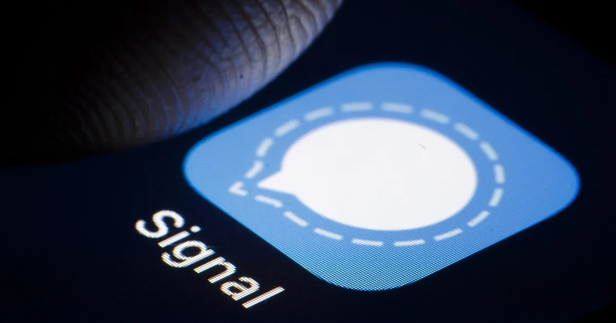 Smartphone notification preview showing message content on lock screen