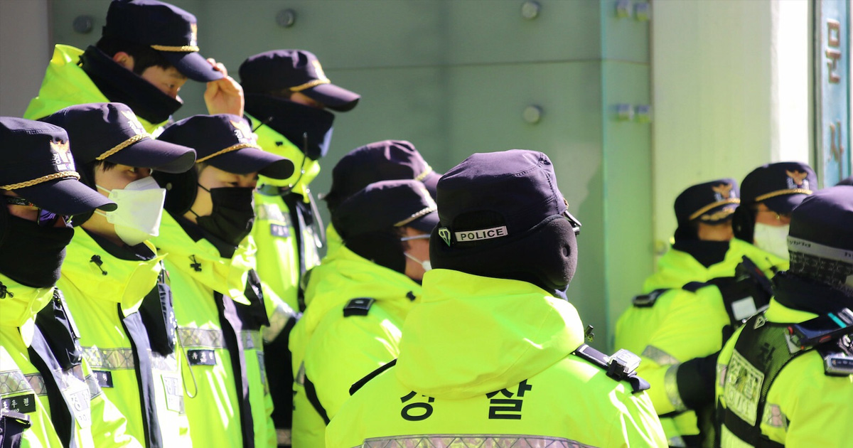 Cryptocurrency hardware wallet with recovery phrase